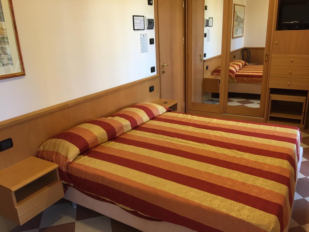 Hotel Fiorella Senigallia Pokój zdjęcie